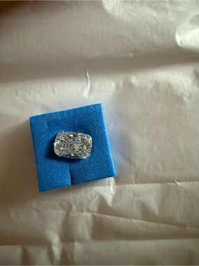 Cushioned Displayed Clear Cushion-Cut Stone E VS1 1.12 C